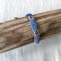 schlichtes Makramee Armband in vier verschiedenen Blautönen mit bronzefarbenen Metallperlen Bild 1