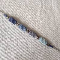 schlichtes Makramee Armband in vier verschiedenen Blautönen mit bronzefarbenen Metallperlen Bild 3