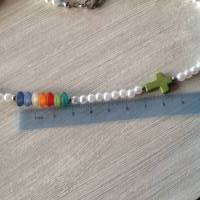 'Dezent bunte Kinderkette' mit einem Howlithkreuz und Polarisperlen in Regenbogenfarben Bild 10