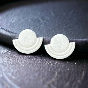 Weiße Ohrstecker aus Polymer Clay | moderne Halbkreis Ohrringe | extravagante große Ohrstecker | handgemachter Schmuck Bild 1