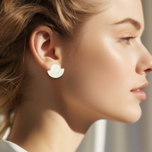 Weiße Ohrstecker aus Polymer Clay | moderne Halbkreis Ohrringe | extravagante große Ohrstecker | handgemachter Schmuck Bild 2