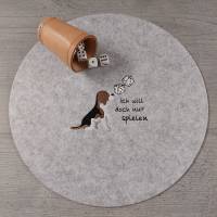 bestickte Würfelunterlage aus Filz "Beagle + Ich will doch nur spielen" Bild 1