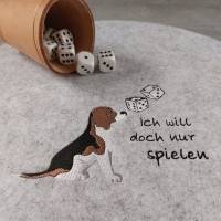 bestickte Würfelunterlage aus Filz "Beagle + Ich will doch nur spielen" Bild 2
