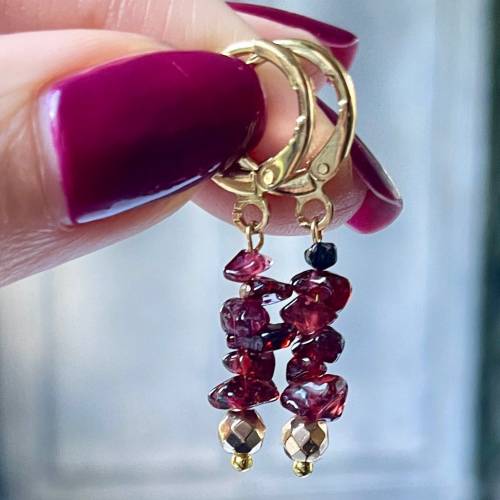 Edelstein Creolen Granat Rohstein vergoldet perfekt als Geburtsstein Schmuck als außergewöhnliches Geschenk