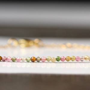 Edelstein Armband Turmalin Perlen als edles und minimalistisches Geschenk für sie in funkelnden Regenbogen Farben Bild 2