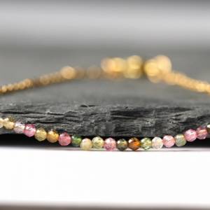 Edelstein Armband Turmalin Perlen als edles und minimalistisches Geschenk für sie in funkelnden Regenbogen Farben Bild 3