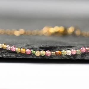 Edelstein Armband Turmalin Perlen als edles und minimalistisches Geschenk für sie in funkelnden Regenbogen Farben Bild 4