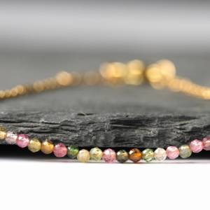 Edelstein Armband Turmalin Perlen als edles und minimalistisches Geschenk für sie in funkelnden Regenbogen Farben Bild 5