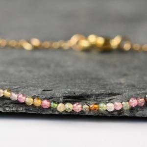 Edelstein Armband Turmalin Perlen als edles und minimalistisches Geschenk für sie in funkelnden Regenbogen Farben Bild 6