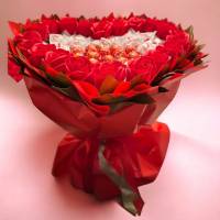 Essbarer Blumenstrauß - Raffaello Lindt Lindor und roten Seifenrosen Bild 2
