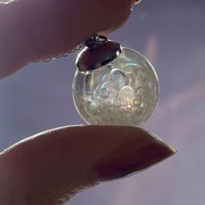 Kette Seifenblasen Sterlingsilber Regenbogen Perlen in Gießharz Kette mit Glaskugel funkelndes Geschenk Bild 3