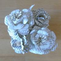 Papierblumen - Rosen aus alten Buchseiten in kleinem Korb // Dekoration // Geschenk // Muttertag // Buchrosen // Valenti Bild 4
