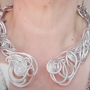 Aluminiumdraht-Halsreif , Halsreif silber , barockes Perlencollier,Medusa,offene Halskette, perlenkette silber,,Halsreif Bild 5