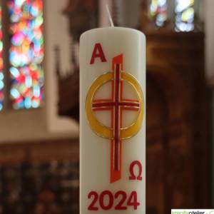 Strahlende christliche Osterkerze mit rot-orangenem Kreuz, gelb-goldenem Sonnenkreis und Alpha & Omega Bild 5