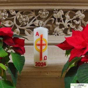 Strahlende christliche Osterkerze mit rot-orangenem Kreuz, gelb-goldenem Sonnenkreis und Alpha & Omega Bild 6