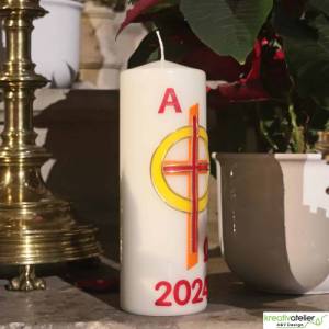 Strahlende christliche Osterkerze mit rot-orangenem Kreuz, gelb-goldenem Sonnenkreis und Alpha & Omega Bild 9