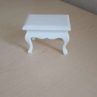 Miniatur Tisch Beistelltisch eckig weiß  für das Puppenhaus Dekoration Basteln - Puppenhaus Diorama Krippenbau Bild 1