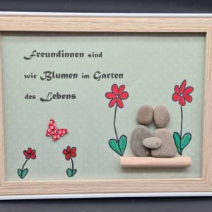 Liebevoll handgefertigtes Steinbild als Geschenk für die Freundin und Blumenliebhaberin Bild 1