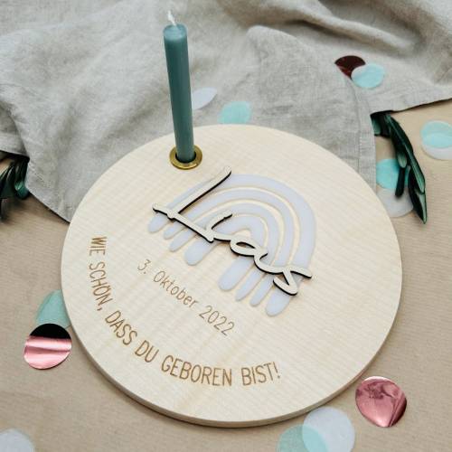 Geburtstagsteller "Lias" aus Buchenholz mit weißem Regenbogen aus Acryl, personalisiert, Geburtstagstisch