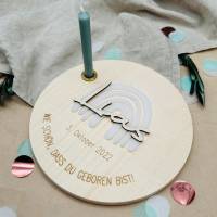 Geburtstagsteller "Lias" aus Buchenholz mit weißem Regenbogen aus Acryl, personalisiert, Geburtstagstisch Bild 1