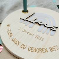 Geburtstagsteller "Lias" aus Buchenholz mit weißem Regenbogen aus Acryl, personalisiert, Geburtstagstisch Bild 2