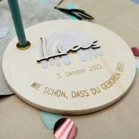Geburtstagsteller "Lias" aus Buchenholz mit weißem Regenbogen aus Acryl, personalisiert, Geburtstagstisch Bild 3