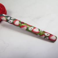 Häkelnadel 4mm mit handmodelliertem Griff aus Polymer Clay  Gänseblümchen Erdbeeren und Marienkäfer Bild 3
