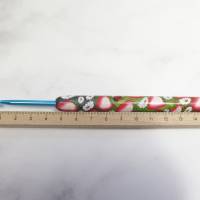 Häkelnadel 4mm mit handmodelliertem Griff aus Polymer Clay  Gänseblümchen Erdbeeren und Marienkäfer Bild 4