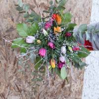frischer Blumenstrauß mit Tulpen Eukalyptus und Schleierkraut Bild 1