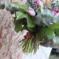 frischer Blumenstrauß mit Tulpen Eukalyptus und Schleierkraut Bild 2