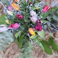 frischer Blumenstrauß mit Tulpen Eukalyptus und Schleierkraut Bild 3