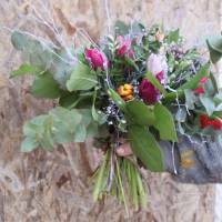 frischer Blumenstrauß mit Tulpen Eukalyptus und Schleierkraut Bild 4
