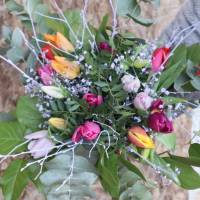 frischer Blumenstrauß mit Tulpen Eukalyptus und Schleierkraut Bild 5