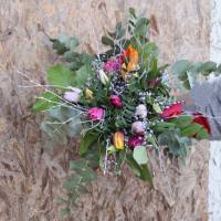 frischer Blumenstrauß mit Tulpen Eukalyptus und Schleierkraut Bild 6
