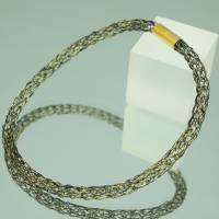 aus kräftigem schwarzem und vergoldetem Draht gestricktes Collier mit Magnetverschluss Bild 4