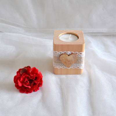 Teelichthalter aus Holz mit romantischer Deko