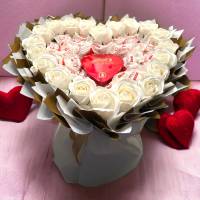 Essbarer Blumenstrauß - Raffaello Lindt von Herzen und weißen Seifenrosen Bild 2