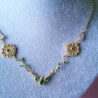 Collier floraler Halsschmuck in Gold, grüne und klare Zirkonia und Strasssteine Bild 6