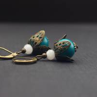 Ohrringe mit Perlen in petrolblau und weiß Bild 1