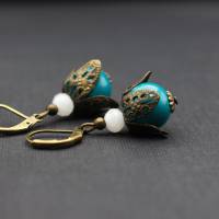 Ohrringe mit Perlen in petrolblau und weiß Bild 5