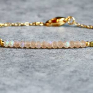 Armband Perlen rosa minimalistisch und zart als romantisches Geschenk für Sie Bild 1