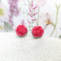 Rosen-Ohrstecker, kleine rote Rosen-Ohrringe, kleine Blumen-Ohrringe, rote Blumen-Ohrstecker aus Polymer Ton, Boho-Chic Bild 1