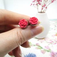 Rosen-Ohrstecker, kleine rote Rosen-Ohrringe, kleine Blumen-Ohrringe, rote Blumen-Ohrstecker aus Polymer Ton, Boho-Chic Bild 2