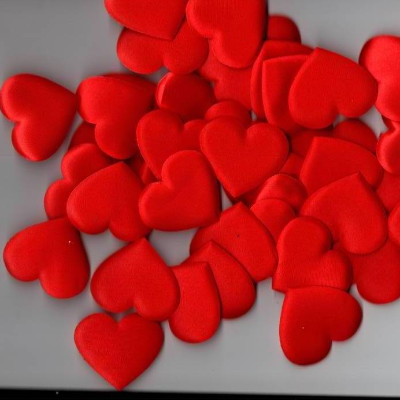 44 Stück Herzen aus Satin Stoff  4,4 cm groß  zum basteln , dekorieren Valentinstag - Liebe - Hochzeit - Heiratsantrag