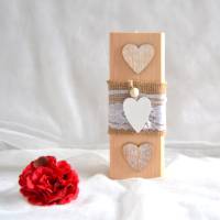 Teelichthalter aus Holz mit romantischer Herzdekoration Bild 1