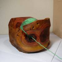 Sehr schöne gedrechselte Wollschale Garnschale Holzschale aus Apfelbaum, mit Naturrissen Bild 1