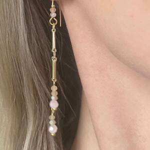 Vergoldete Ohrhänger als elfenhafter Perlenschmuck und zauberhaftes Geschenk für sie Bild 1