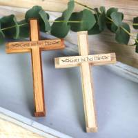 Holzkreuz handgefertigt graviert personalsiert zur Kommunion Konfirmation Gott ist bei Dir Bild 1