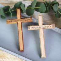 Holzkreuz handgefertigt graviert personalsiert zur Kommunion Konfirmation Gott ist bei Dir Bild 2