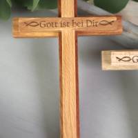 Holzkreuz handgefertigt graviert personalsiert zur Kommunion Konfirmation Gott ist bei Dir Bild 3